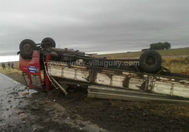 Impactante vuelco de un camión en la ruta 18