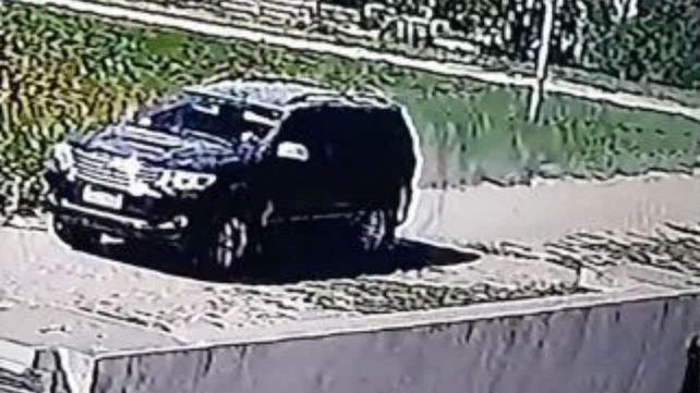 Imagen de video de la Toyota SW negra en la que llegaron los sicarios captada por una cámara de la casa del barrabrava Barrientos.