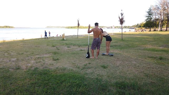Profesores concientizan sobre la necesidad de limpiar la playa.&nbsp;