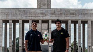 Con el monumento como testigo. En la previa al encuentro, los capitanes de Capibaras XV, Ignacio Gandini, y Peñarol Rugby, Felipe Aliaga, posan en el icónico lugar de la Cuna de la Bandera. FOTO. GENTILEZA PRENSA CAPIBARAS XV