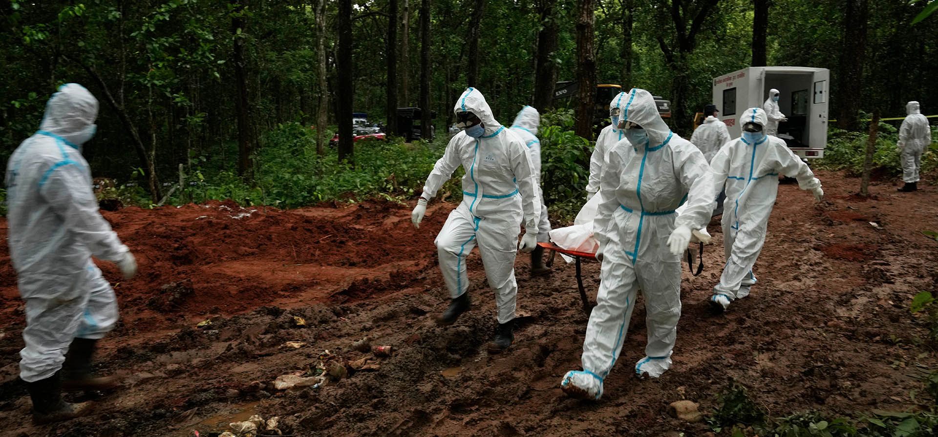 Personal de las fuerzas paramilitares de Nepal transporta el cuerpo de una víctima de una inundación repentina para su entierro en una fosa común en Chitwan, Nepal, el lunes 31 de agosto de 2026. (Foto AP/Dar Yasin)