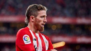 Iker Muniain no pierde su ilusión de ponerse la camiseta con la banda roja.