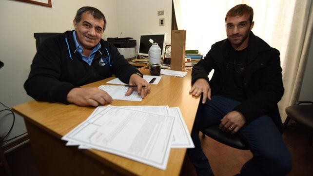 Iván Borghello junto al presidente de Atlético Paraná