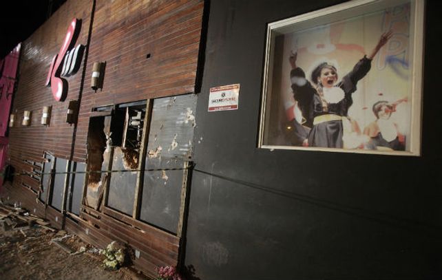 Trampa. La discoteca Kiss tenía una salida. Los bomberos abrieron huecos en las paredes para sacar a los atrapados.