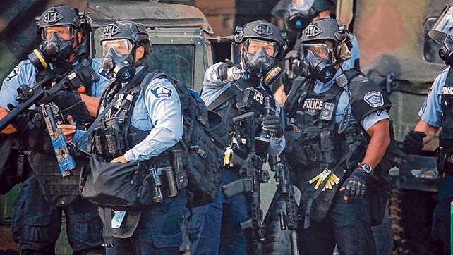 En acci&oacute;n. La temible polic&iacute;a de Minneapolis el 29 de mayo