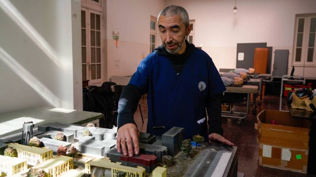 Gustavo Spina restauró la maqueta de la facultad de Medicina y el Hospital Centenario