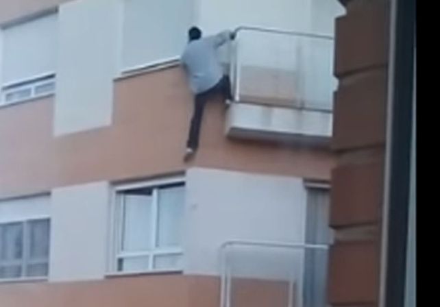 VIDEO: Se olvidó las llaves adentro, quiso entrar por la ventana, pero murió