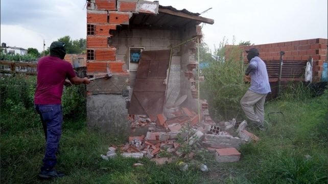 Operarios derriban el búnker; fue el cuarto del año 2026 . En Vicente Medina al 6900 se sumaron distintos hechos de violencia