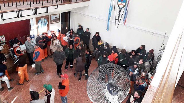 Asamblea: empleados municipales de Crespo reclaman un bono de 100 mil pesos