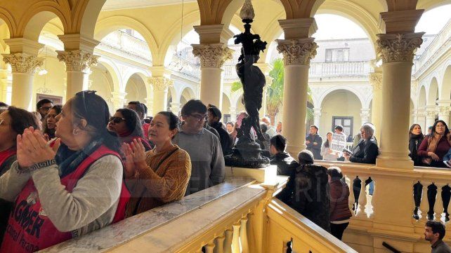 Trabajadores de la administración pública expresan su rechazo por la reducción de 25% en horas extras y la caída de suplencias. Hubo diversos reclamos