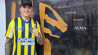 Franco Ibarra muestra la pilcha de Central. Es el primer refuerzo.