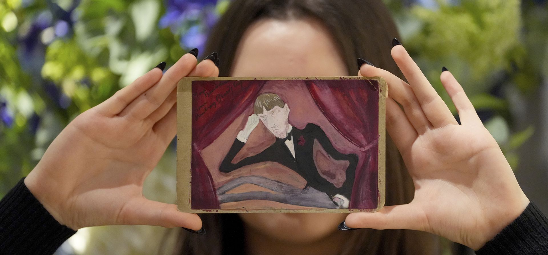 Un miembro del personal de Christie's muestra una pintura antes de la venta de Barry Humphries: The Personal Collection en las salas de subastas de Christie's en Londres, el viernes 7 de febrero de 2025. (Foto AP/Kirsty Wigglesworth) Un miembro del personal de Christie's muestra una pintura antes de la venta de Barry Humphries: The Personal Collection en las salas de subastas de Christie's en Londres, el viernes 7 de febrero de 2025. (Foto AP/Kirsty Wigglesworth)