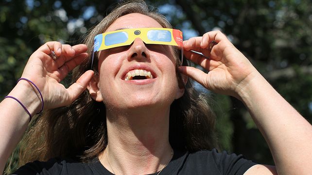 Una multitud de rosarinos fue al Planetario para ver el eclipse