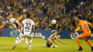 Gol de Central. Santi López no pudo darle bien y el rebote pegó en Sporte para el tanto canalla.