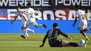 Ferreira acaba de meter su tremendo derechazo en el ángulo y empieza a celebrarlo. Fue el segundo personal y de Newells ante San Lorenzo.