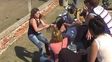 dos madres a las pinas en futbol infantil
