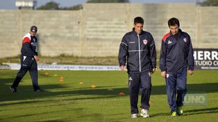 Pablo Lencioni trotó alrededor del campo de juego junto al kinesiólogo Pablo Rodríguez.