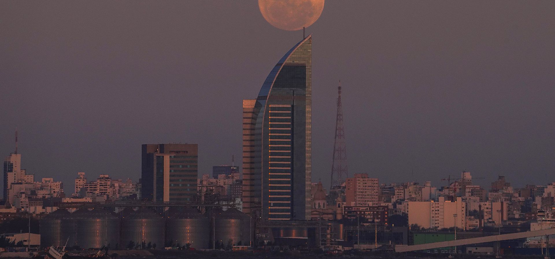 Una superluna se eleva sobre Montevideo, Uruguay, el miércoles 30 de agosto de 2023. El telón cósmico se levantó el miércoles por la noche con la segunda luna llena del mes, también conocida como luna azul. (Foto AP/Matilde Campodónico)