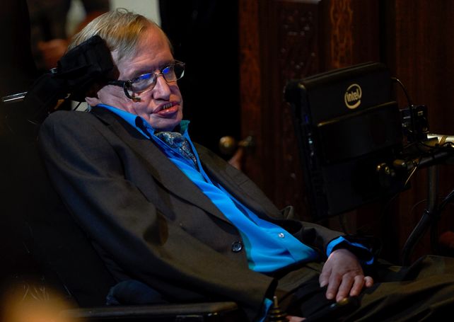 Avance. Hawking durante la conferencia que dio en Estocolmo el martes.