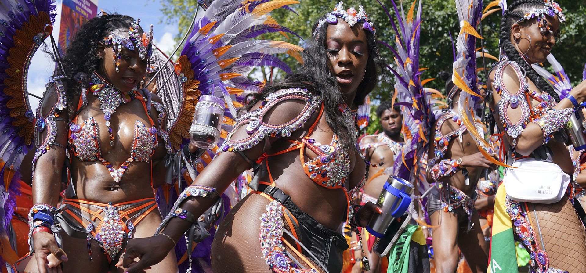 Artistas participan en el desfile celebración del Carnaval de Notting Hill en Londres, el lunes 28 de agosto de 2023. (Lucy North/PA vía AP)