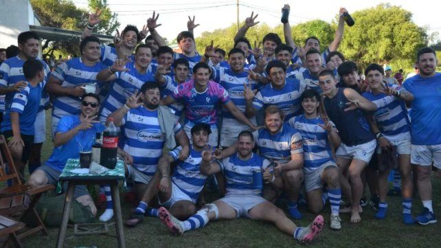 Los jugadores de Colón RC celebrando tras la consagración.