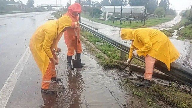 Realizan tareas de limpieza para impedir que el agua se acumule en la calzada.