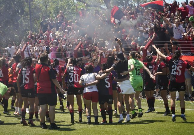 El festejo de todas las jugadoras de Newell's frente a su público, tras ganarle el clásico a Central.
