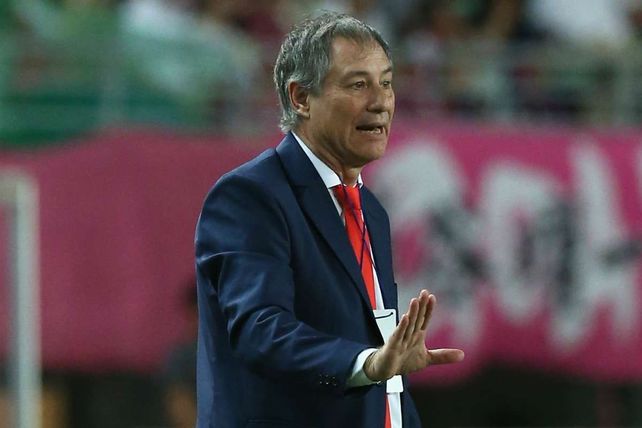 Holan viene de de dirigir a Barcelona de ecuador. Salió campeón de la Sudamericana con Independiente. Ahora, Central.
