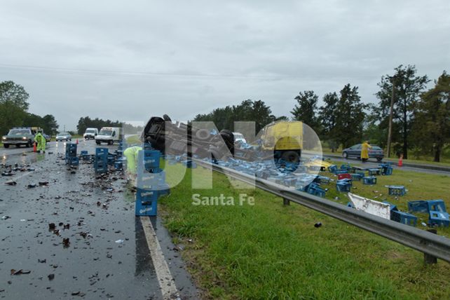 Volcó un camión, frente al hotel Colón,  en la Aut. Santa Fe - Rosario
