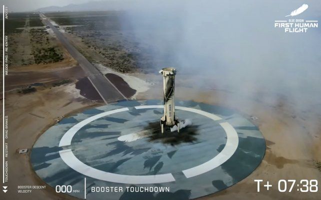 Imagen proporcionada por Blue Origin, el cohete New Shepard de Blue Origin aterriza cerca de Van Horn, Texas, el martes 20 de julio de 2021. Jeff Bezos ha volado al espacio en el primer vuelo con pasajeros de su compañía de cohetes.