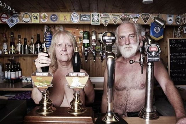 Descubren un pueblo escondido en Inglaterra en el que la gente vive desnuda