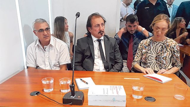 en el banquillo. El sacerdote no emitió opinión luego del fallo. Solo mostró una cruz ante las cámaras.