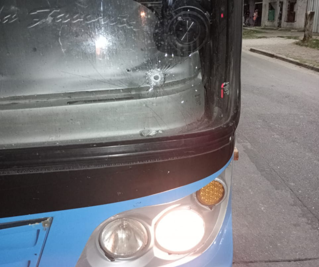 Una de las balas impactó en el parabrisas del colectivo de la línea 130. No hubo heridos por muy poco. 