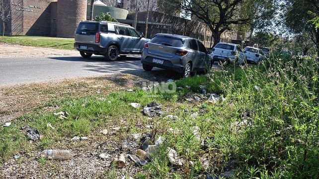 Basural persistente. Residuos se acumulan frente a la Escuela N.º 601 Leandro N. Alem hace dos años.