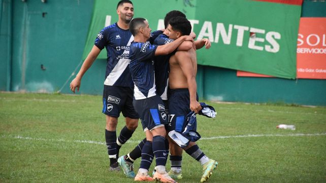 El recién ingresado Diego López acaba de convertir y desata el festejo de la visita y la tristeza rojiverde.