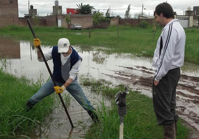 Vecinos del barrio Nueva Santa Fe realizan tareas de zanjeo por su cuenta