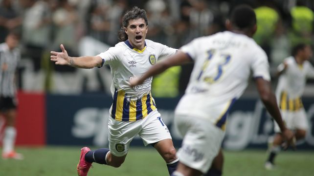 Ignacio Malcorra grita con alma y vida el golazo que hizo para em empate transitorio del canalla en Belo Horizonte.