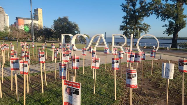 La zona del Parque de las Colectividades apareció sembrada de estacas con los nombres de ciudadanos y ciudadanas argentinas que viven en Israel y permanecen secuestradas por Hamás.&nbsp;