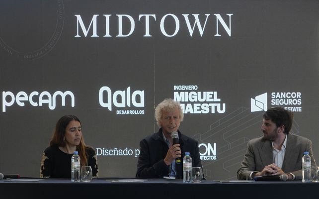 Catalina Ulloa junto a Marcos Malbrán y Mariano Barloqui, referentes de Casa FOA Rosario.