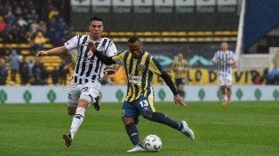 Lanza la bola. Campaz saca el latigazo de zurda para abrir el marcador.