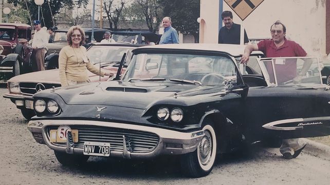Juan Carlos Álvarez compró el Ford Thunderbird modelo 1959 que perteneció al ex intendente Luis Cándido Carballo.