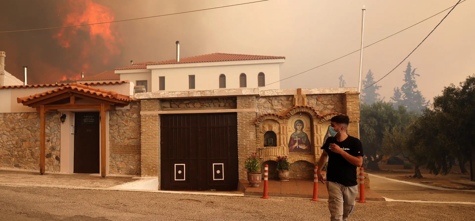 Atenas, Grecia. Incendios forestales en el pueblo de Agia Paraskevi cerca de Atenas. Fotografía: Agencia Anadolu/Getty Images Atenas, Grecia. Incendios forestales en el pueblo de Agia Paraskevi cerca de Atenas. Fotografía: Agencia Anadolu/Getty Images