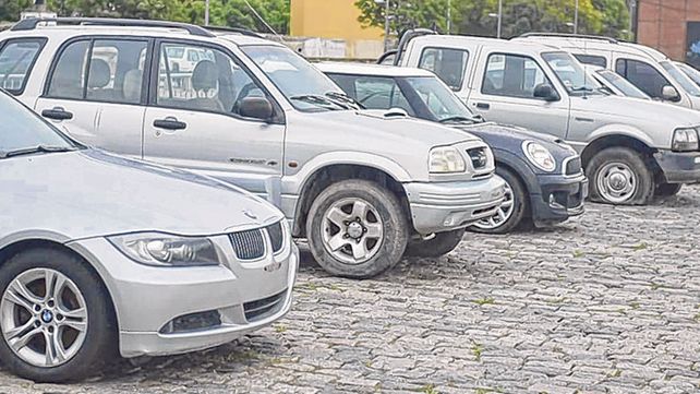 En la explanada. Los 18 coches que van a remate fueron colocados ayer en el exterior del galpón.