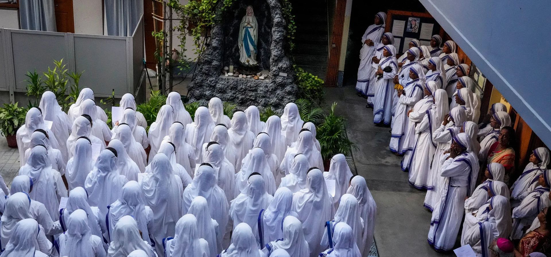 Monjas Misioneras de la Caridad, la orden fundada por Santa Teresa, cantan Monjas Misioneras de la Caridad, la orden fundada por Santa Teresa, cantan
