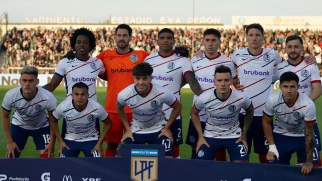 La formación de San Lorenzo en el Eva Perón de Junín. No pudo con Sarmiento y le vino al pelo a Central.