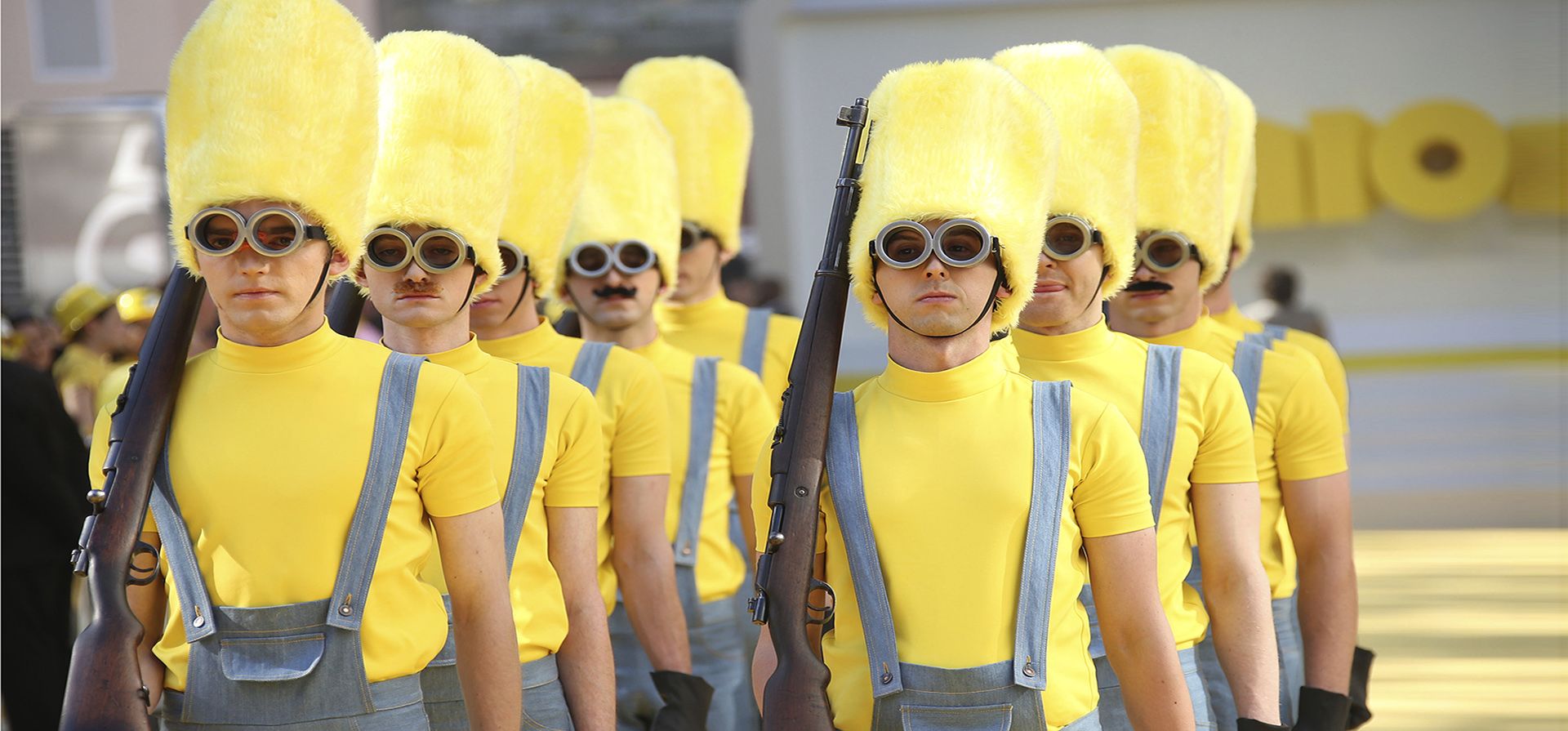 Imagen de archivo: Actores vestidos como guardias Minion marchan por la alfombra amarilla en el estreno mundial de la película