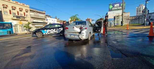 El auto del chofer de Uber quedó en sentido invertido sobre Alberdi a pesar de que iba por Junín