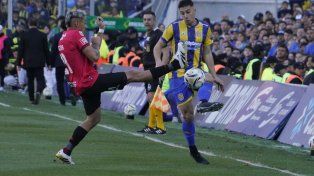 La última foto del clásico rosarino. El leproso Luciano Herrera va con todo ante la trepada del canalla Agustín Sández. Volverán a verse las caras en el Coloso.