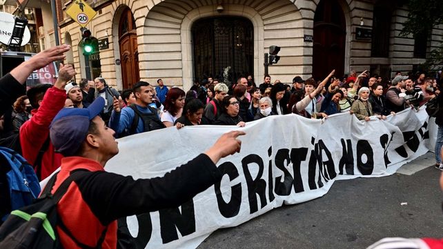 Se mantiene la vigilia de militantes frente a la casa de la vicepresidenta.