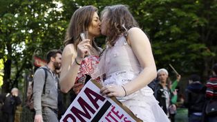 Parejas homosexuales festejan con champán en las calles de París.